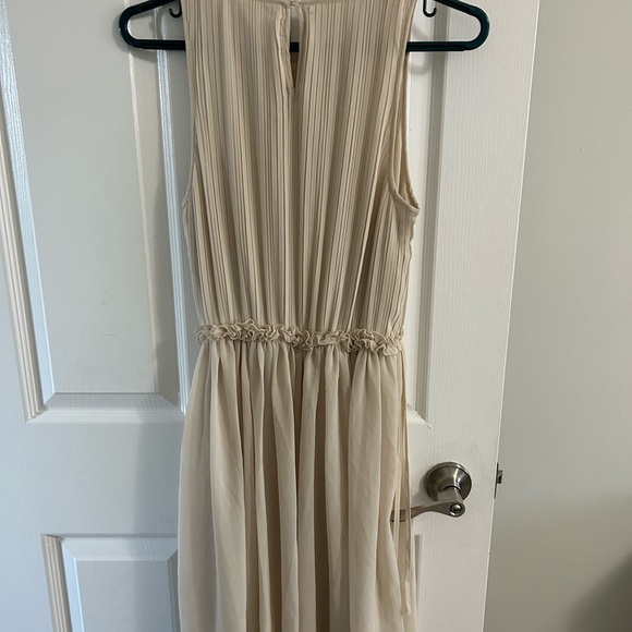 White pleated dress - Picture 3 of 3